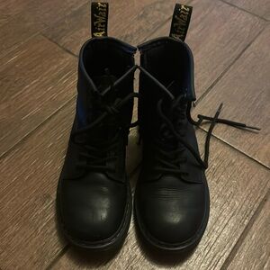 SOLD 🔴 Size 1 Dr Marten’s in great condition.